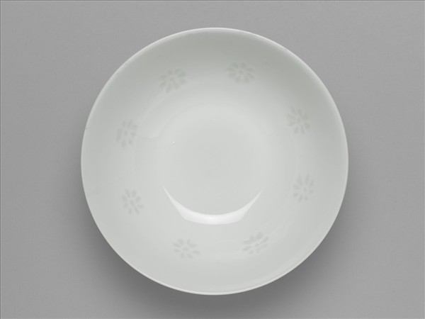 白瓷剔透番蓮紋碗