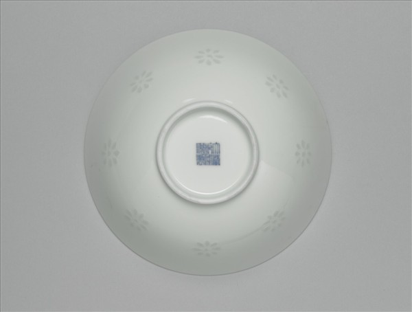 白瓷剔透番蓮紋碗