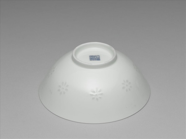 白瓷剔透番蓮紋碗