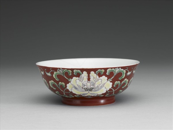 洋彩瓷紅地花卉碗