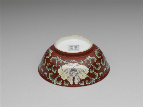 洋彩瓷紅地花卉碗
