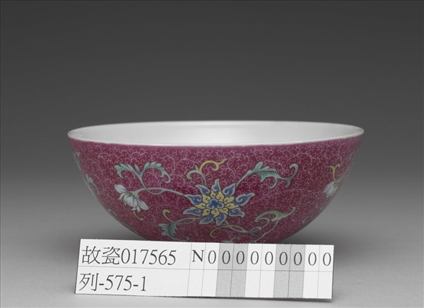 琺瑯彩紅錦地花果紋碗