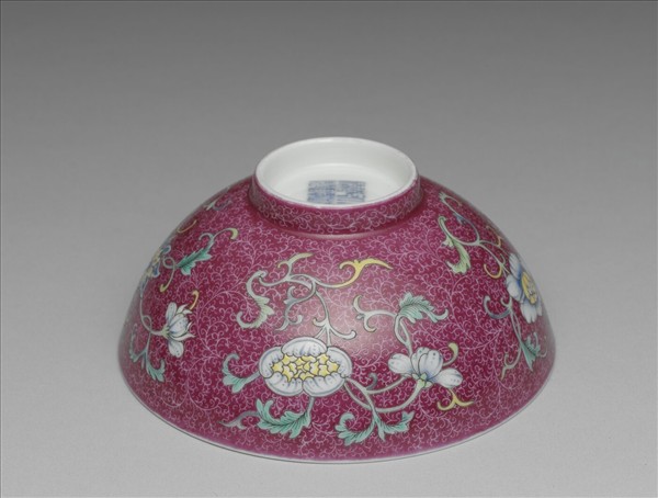 琺瑯彩紅錦地花果紋碗