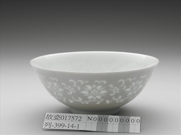 白瓷剔透番蓮紋碗