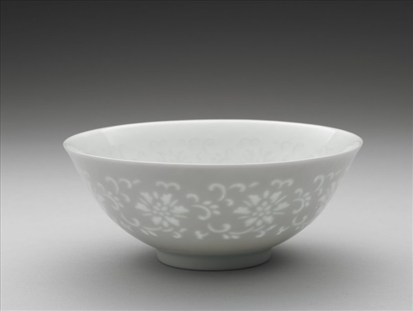 白瓷剔透番蓮紋碗