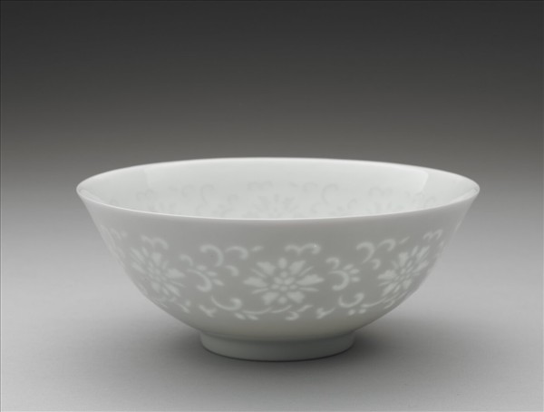 白瓷剔透番蓮紋碗