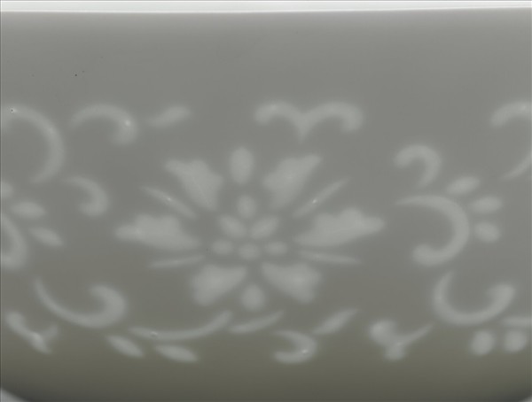 白瓷剔透番蓮紋碗