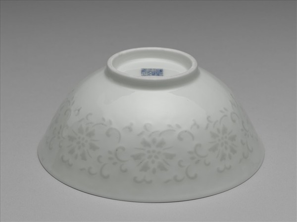 白瓷剔透番蓮紋碗