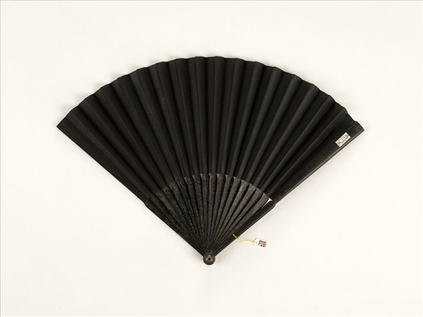 清梁國治楷書乾隆御製題陳淳寫生花卉即用其韻　成扇