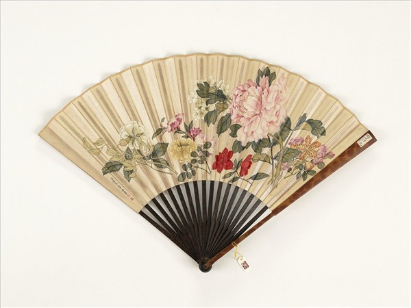 清永琰書乾隆御製詩碧桃等八首汪承霈畫花卉　成扇