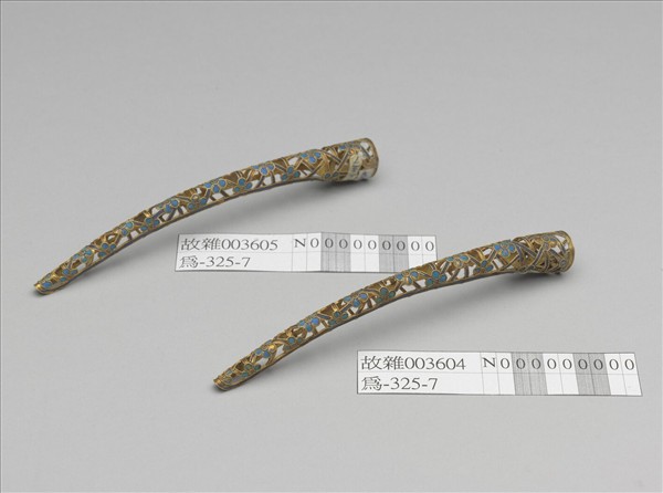 鏤空點翠冰梅紋指甲套