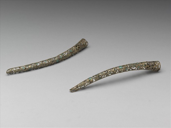 銀鍍金鏤空琺瑯彩梅紋指甲套