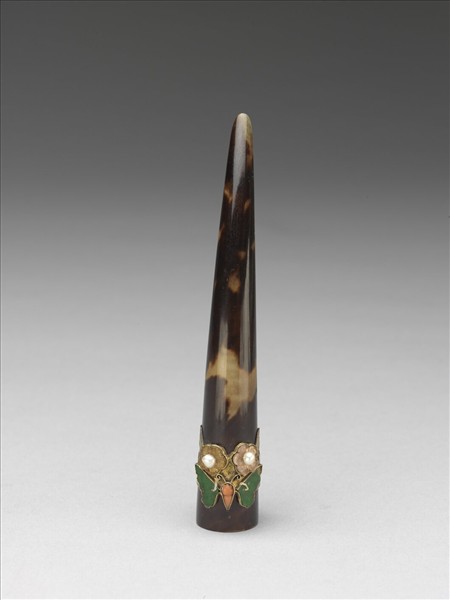 玳瑁嵌珠寶花蝶指甲套