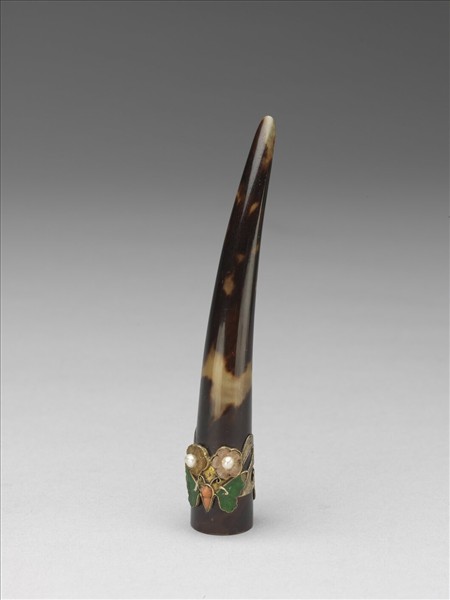 玳瑁嵌珠寶花蝶指甲套