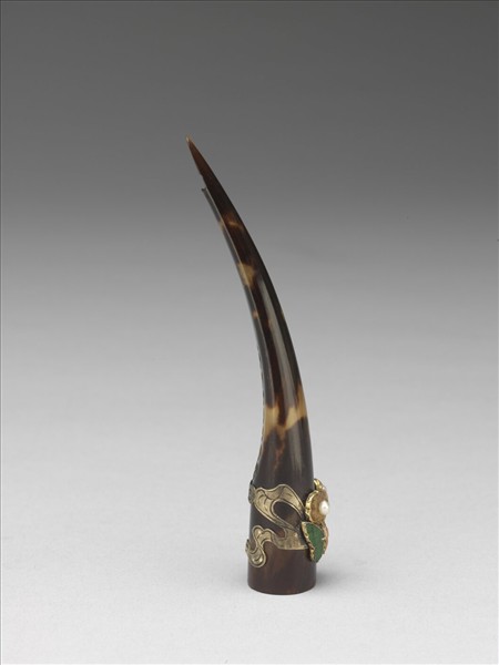 玳瑁嵌珠寶花蝶指甲套