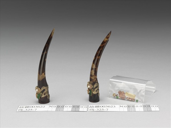 玳瑁嵌珠寶花蝶指甲套