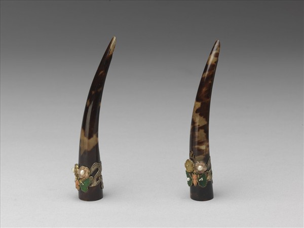 玳瑁嵌珠寶花蝶指甲套