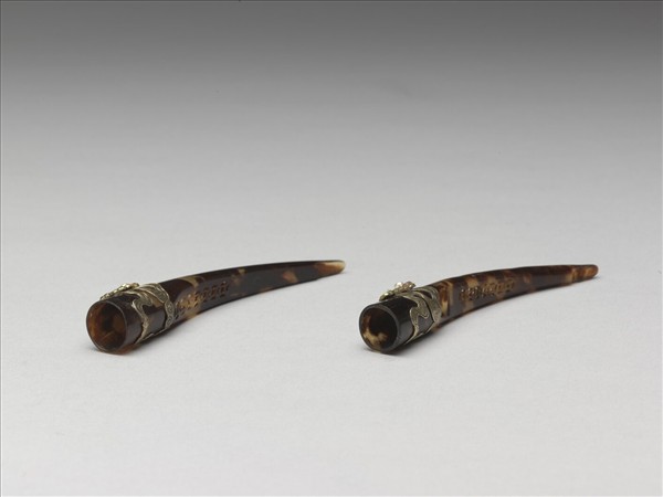 玳瑁嵌珠寶花蝶指甲套