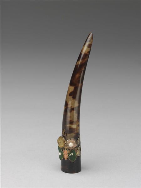 玳瑁嵌珠寶花蝶指甲套