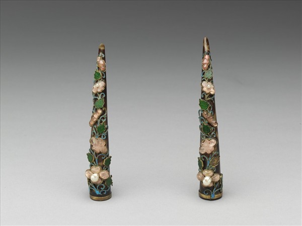 玳瑁嵌珠寶花卉指甲套