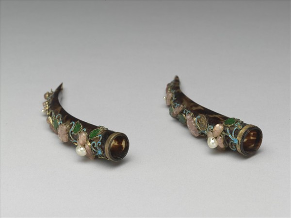 玳瑁嵌珠寶花卉指甲套