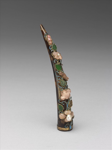 玳瑁嵌珠寶花卉指甲套