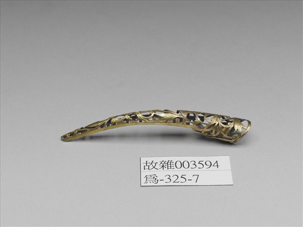 鍍金鏤空菊花紋指甲套