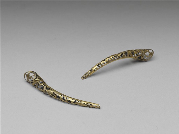 鍍金鏤空菊花紋指甲套