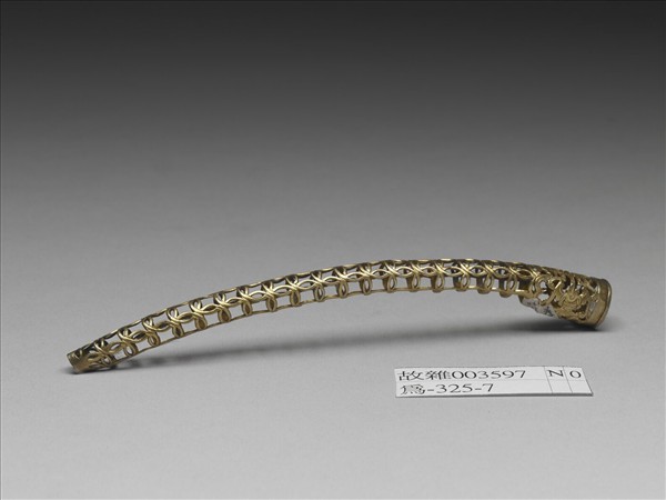 鍍金鏤空錢紋壽字指甲套