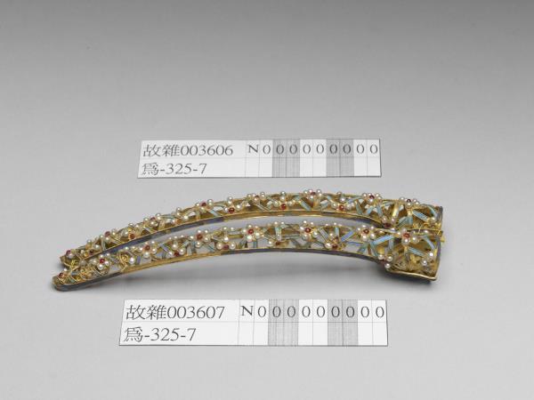 鏤空點翠鑲珠冰梅紋指甲套