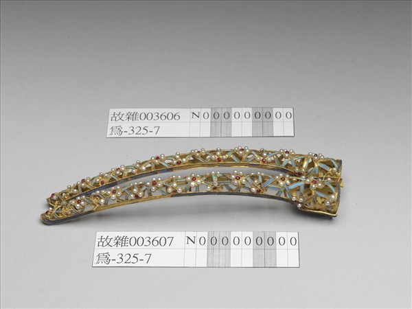 鏤空點翠鑲珠冰梅紋指甲套