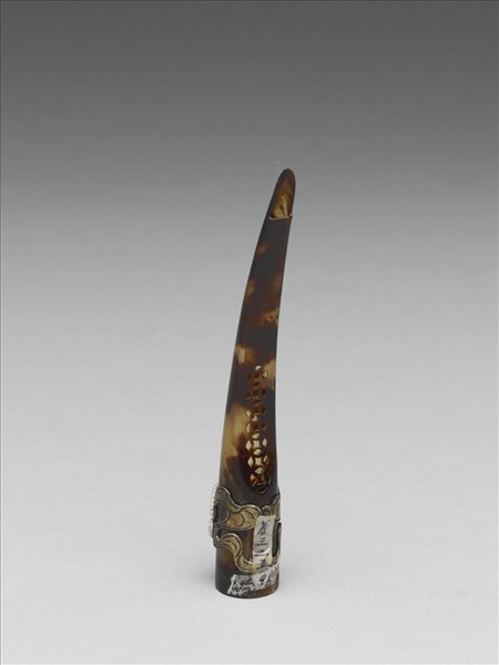 玳瑁米珠團壽紋指甲套