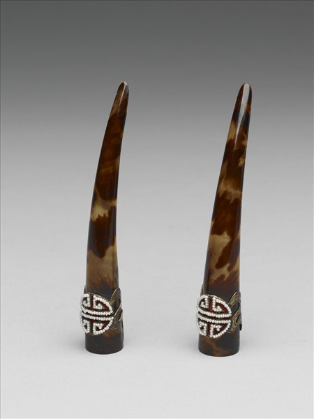 玳瑁米珠團壽紋指甲套