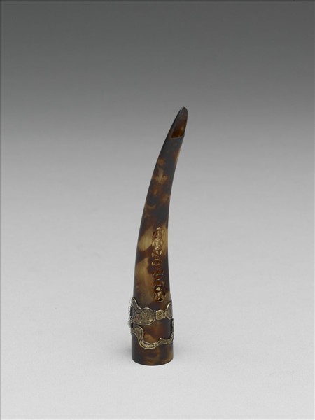 玳瑁米珠團壽紋指甲套