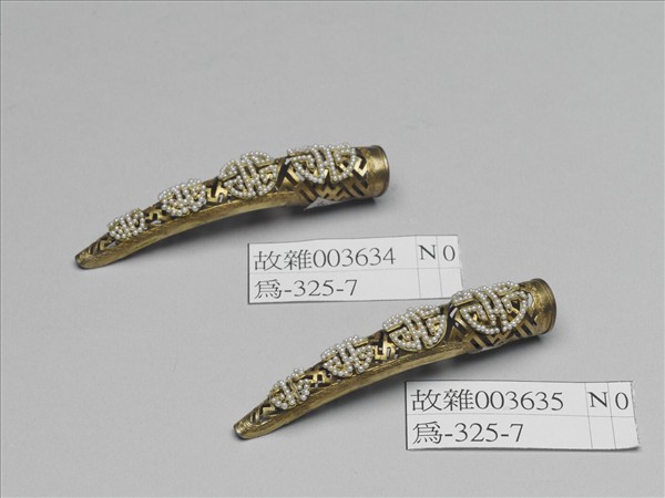 銅鍍金嵌米珠團壽鏤空指甲套