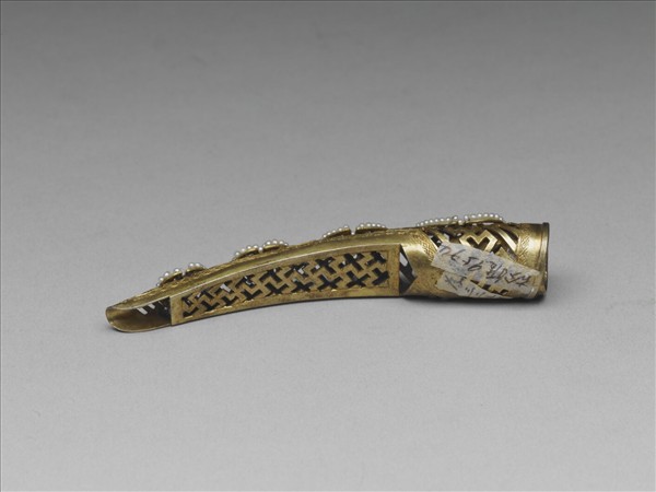 銅鍍金嵌米珠團壽鏤空指甲套