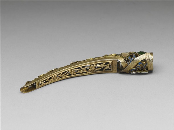 點翠嵌寶石緝米珠鏤空指甲套