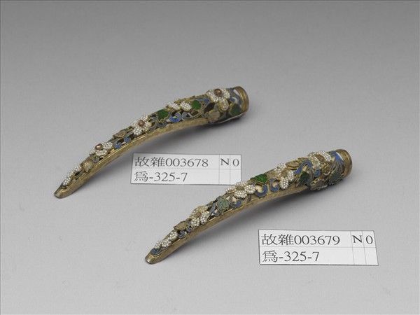 點翠嵌寶石緝米珠鏤空指甲套