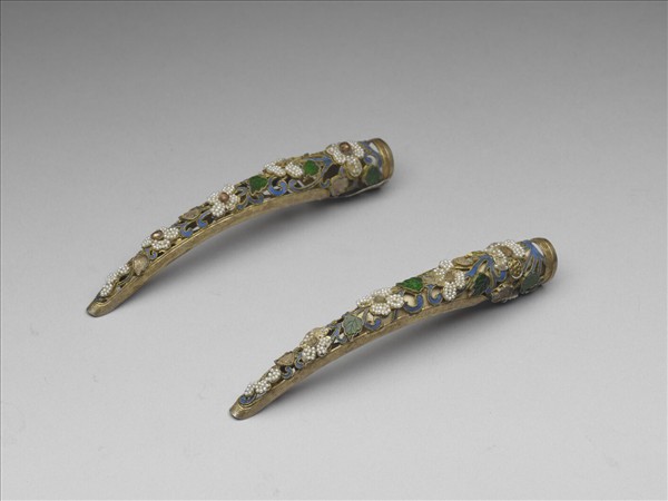 點翠嵌寶石緝米珠鏤空指甲套