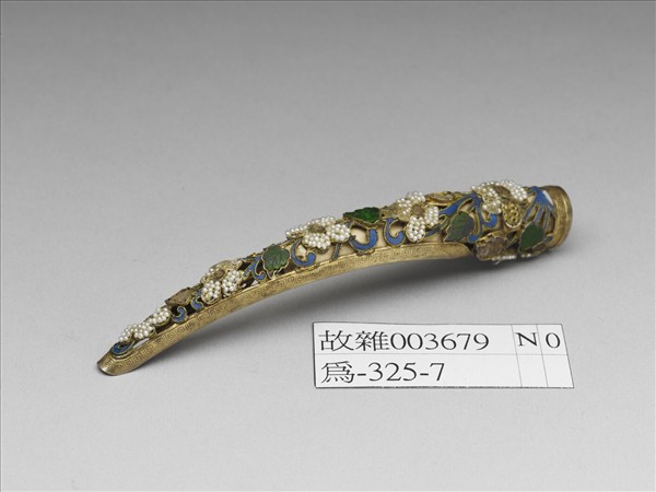 點翠嵌寶石緝米珠鏤空指甲套