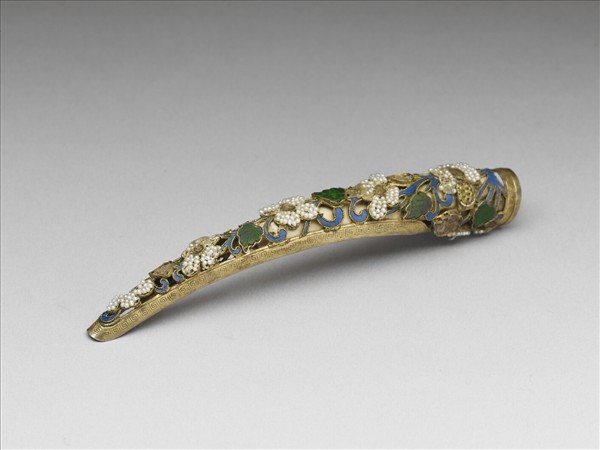 點翠嵌寶石緝米珠鏤空指甲套