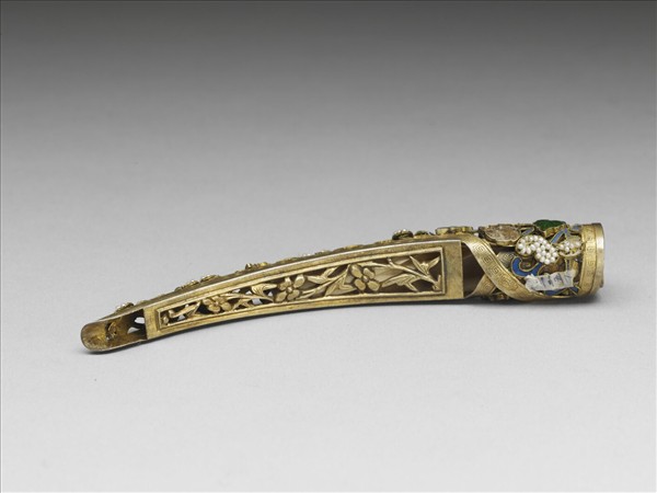 點翠嵌寶石緝米珠鏤空指甲套