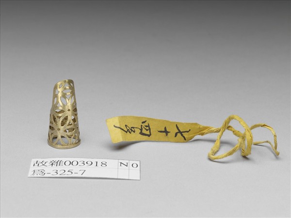 銅鎏金鏤空錢紋指甲套