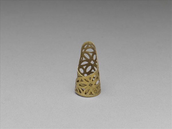 銅鎏金鏤空錢紋指甲套