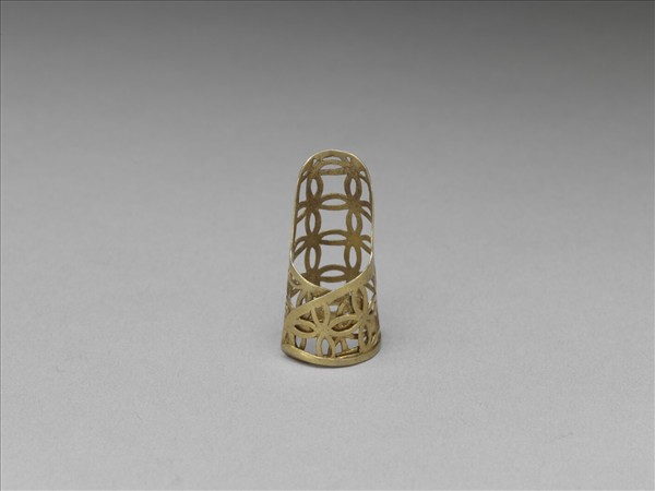 銅鎏金鏤空錢紋指甲套