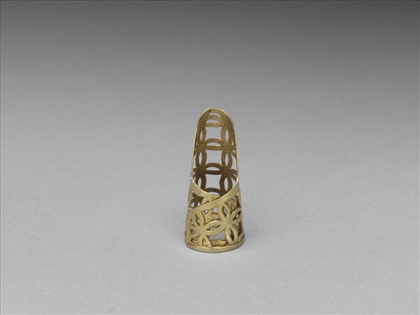 銅鎏金鏤空錢紋指甲套