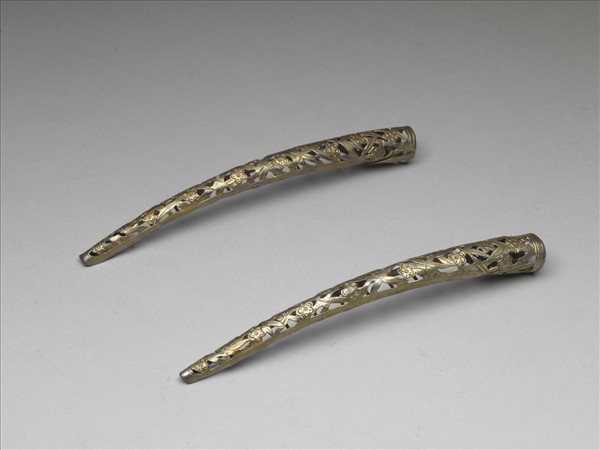 銅鎏金鏤空梅竹紋指甲套