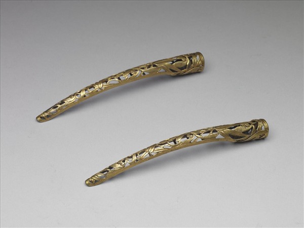 銅鎏金鏤空梅竹紋指甲套