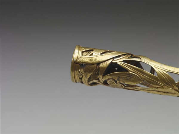 銅鎏金鏤空梅竹紋指甲套