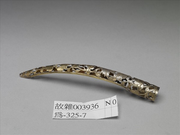 銅鎏金鏤空海棠花紋指甲套